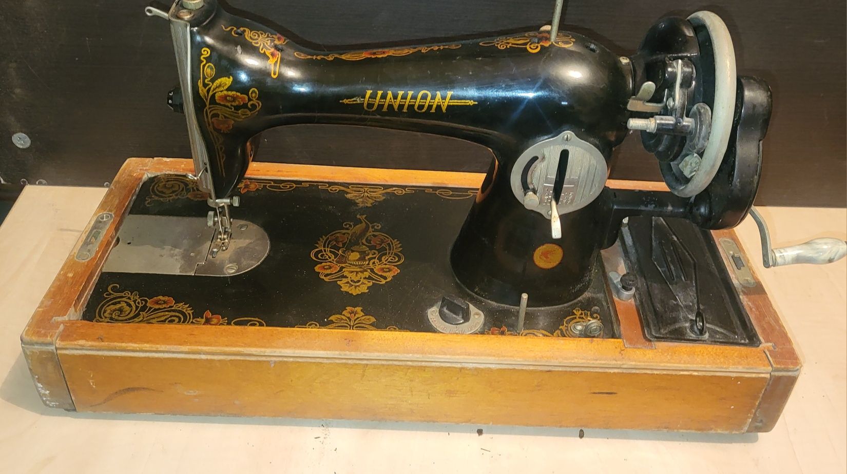Стара механична шевна машина UNION