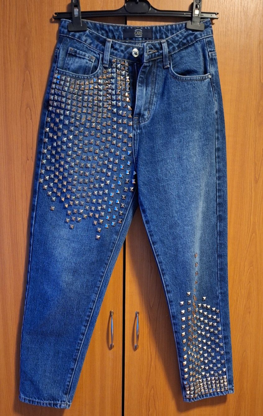 Blugi cu aplicatii sau pantaloni