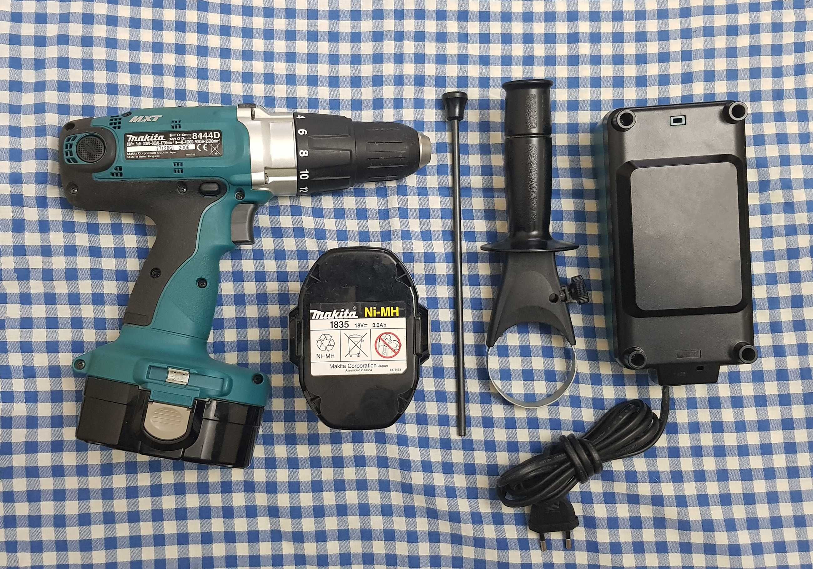 Makita 8444D de 18V Masina de gaurit cu percutie are acumulatori slabi