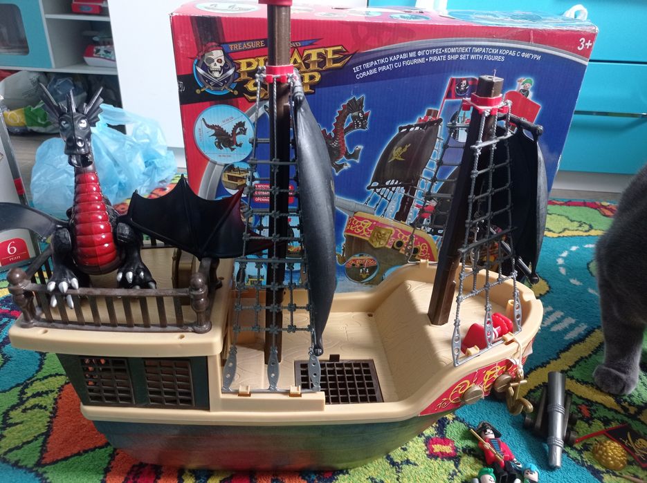 Пиратски кораб с дракон