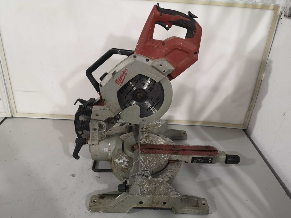 Циркуляр пендула - Milwaukee 18V \ 216mm