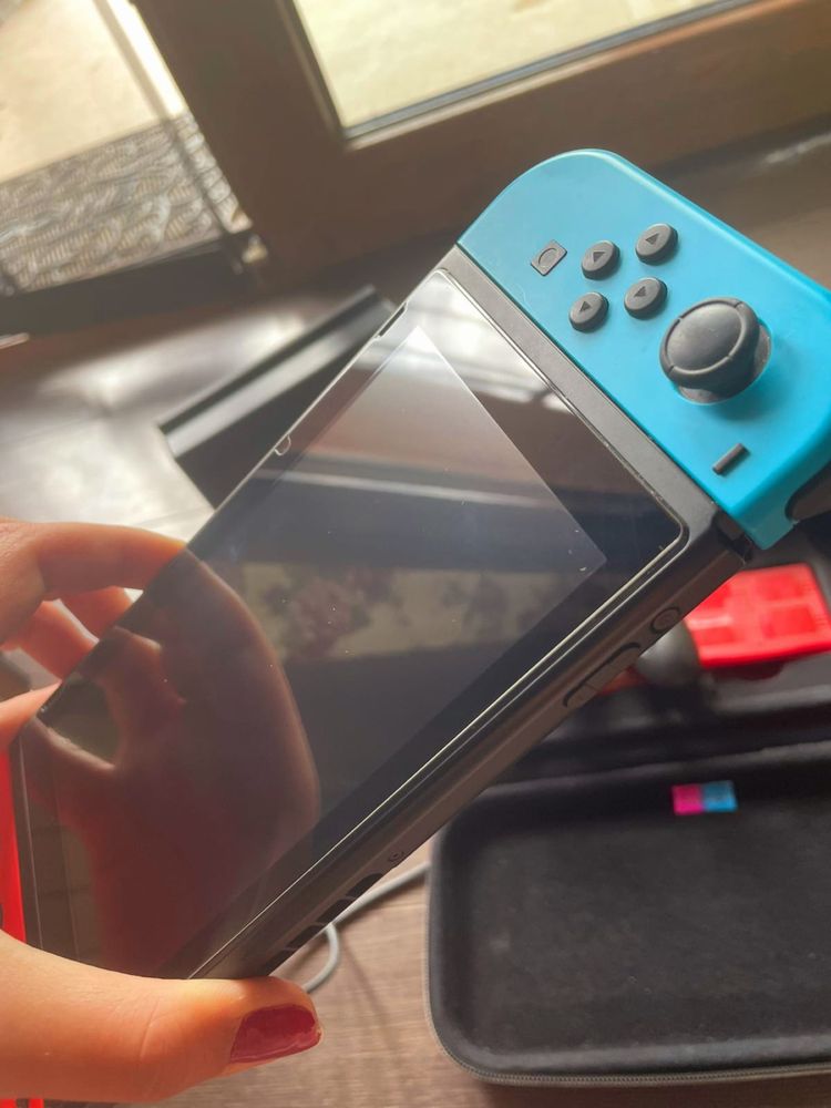 Consolă Nintendo Switch + 2 jocuri + husă