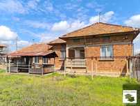 145293 Къща с равен двор , гараж и стопански постройки в с. Павел