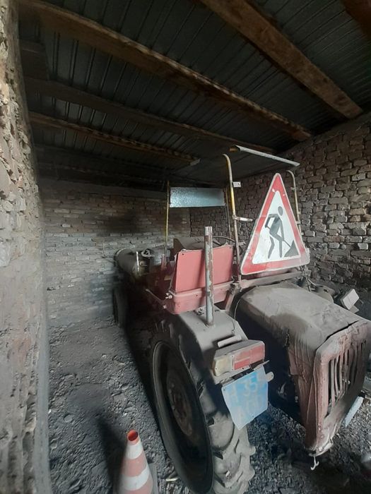 Продам трактор в рабочем состоянии с компресором и двумя бочками для