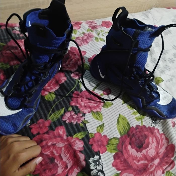 Продавам боксови обувки nike