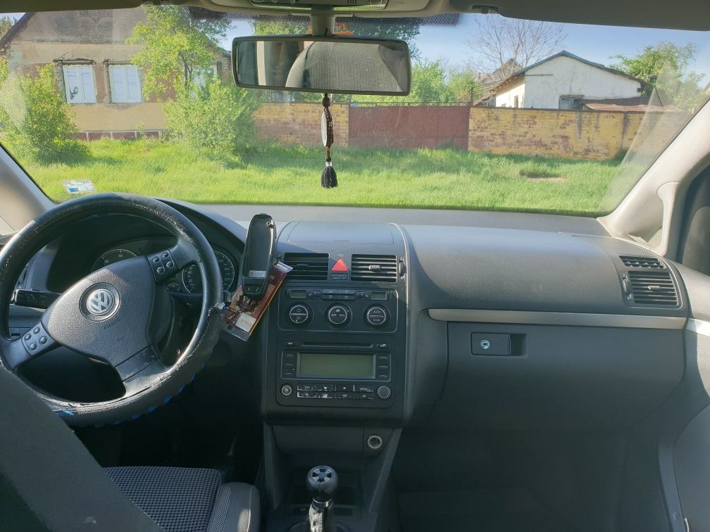 Vând Volkswagen Touran