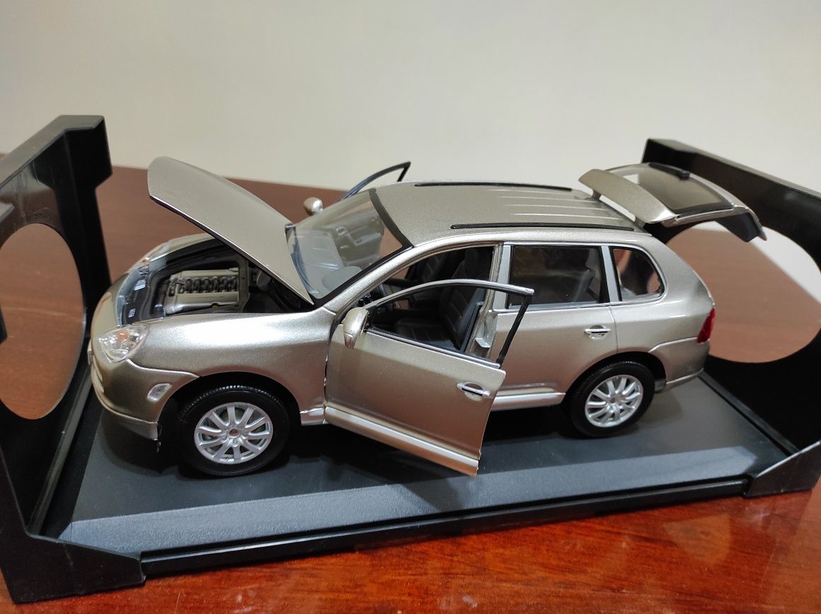 Machetă 1:18 Porsche Cayenne gold.