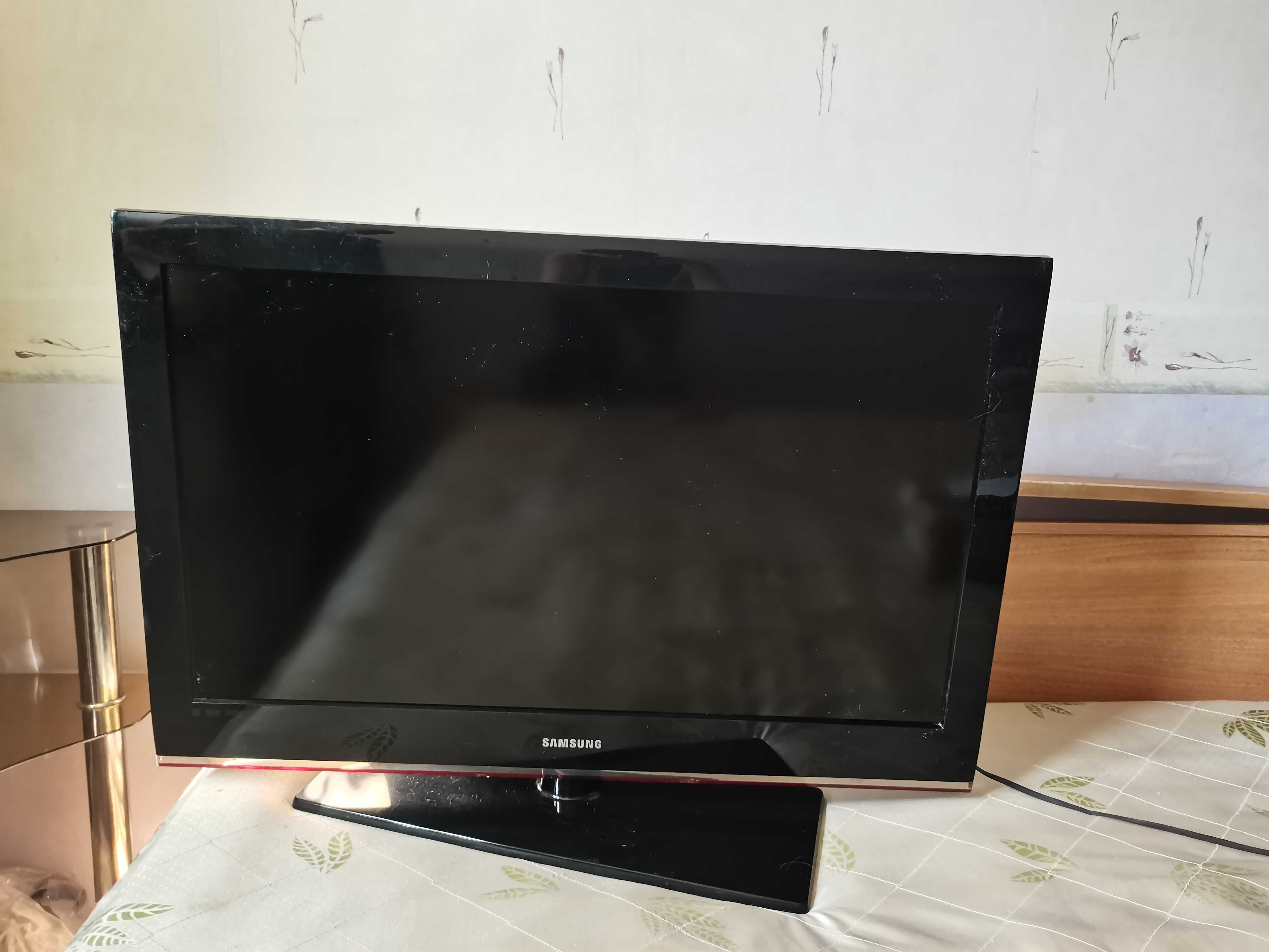 Телевизор Samsung и тумбочку стеклянную под него продам