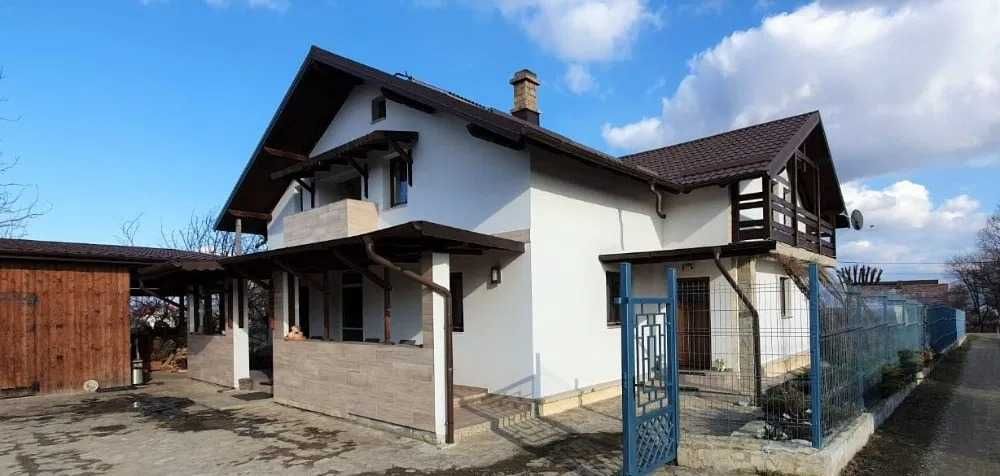 Vand casa in Lisaura situata la 2 km de centrul Sucevei.