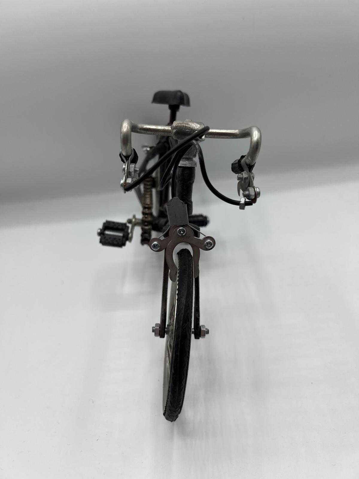 Liquid Money vinde - Macheta Bicicleta Cursiera de Colectie