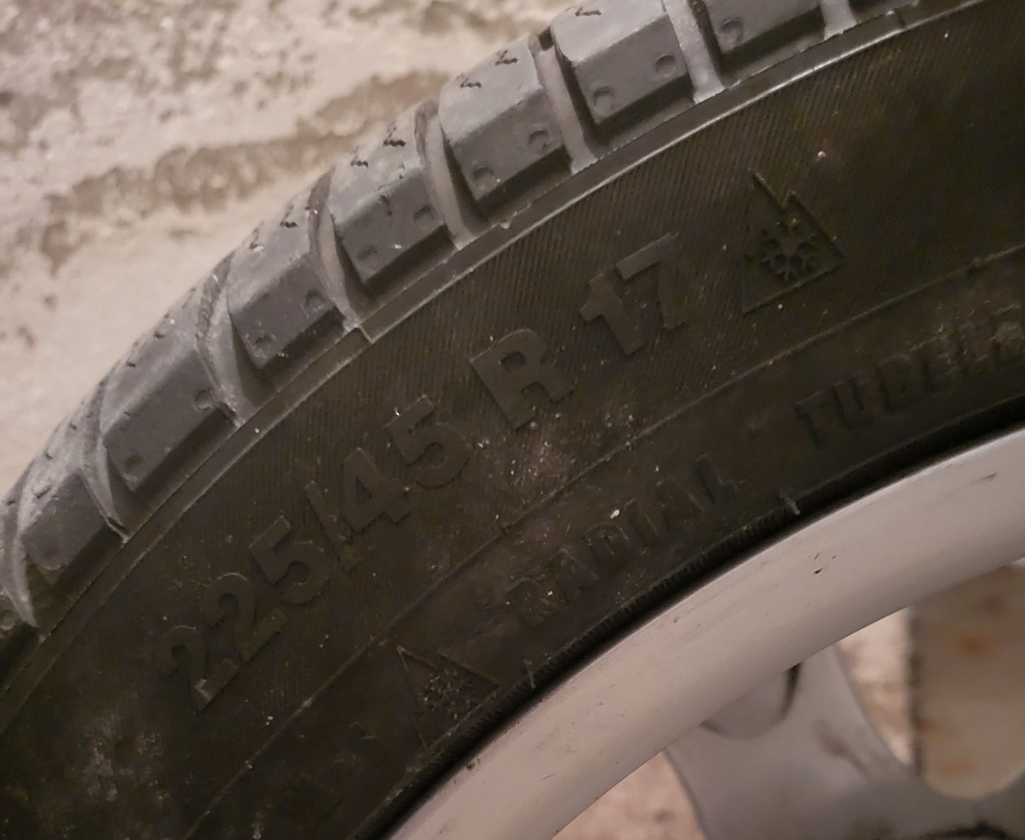 Vând cauciucuri și jante -Mercedes Benz  225/45 R 17