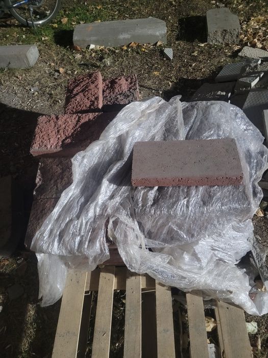 Рваные камень продаётся 90шт