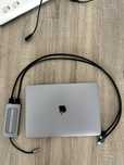MacBook Pro 13, M1, (2020), 8 GB + Adaptor Satechi Aluminium USB-C