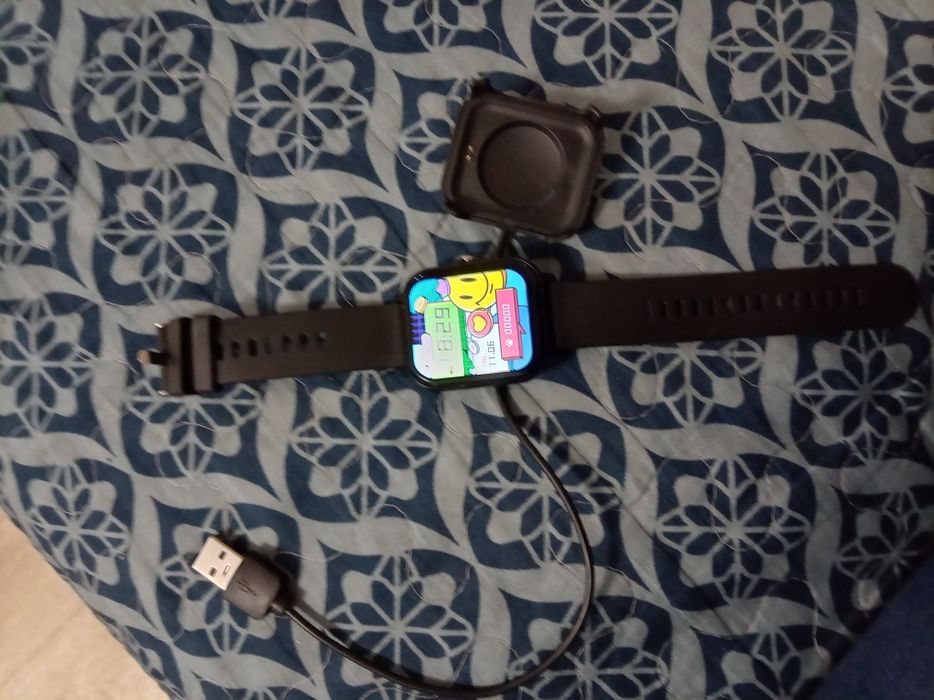 Продам смарт часы все отлично работает зарядка есть