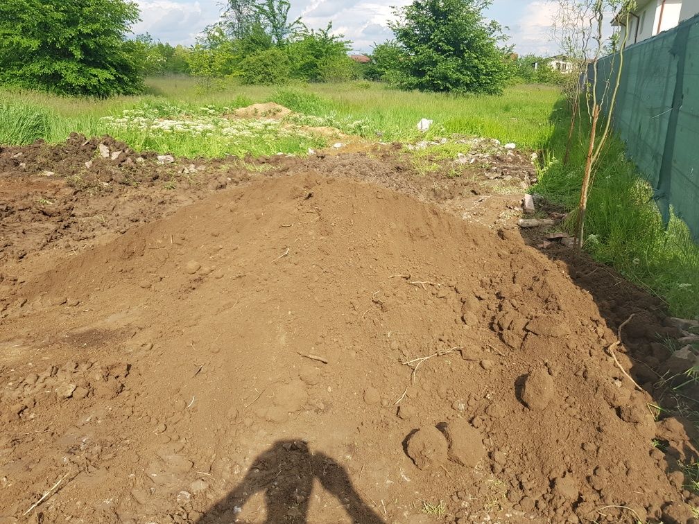 Pamant de umplutura si chisai de gazonare la masina de 3 mc