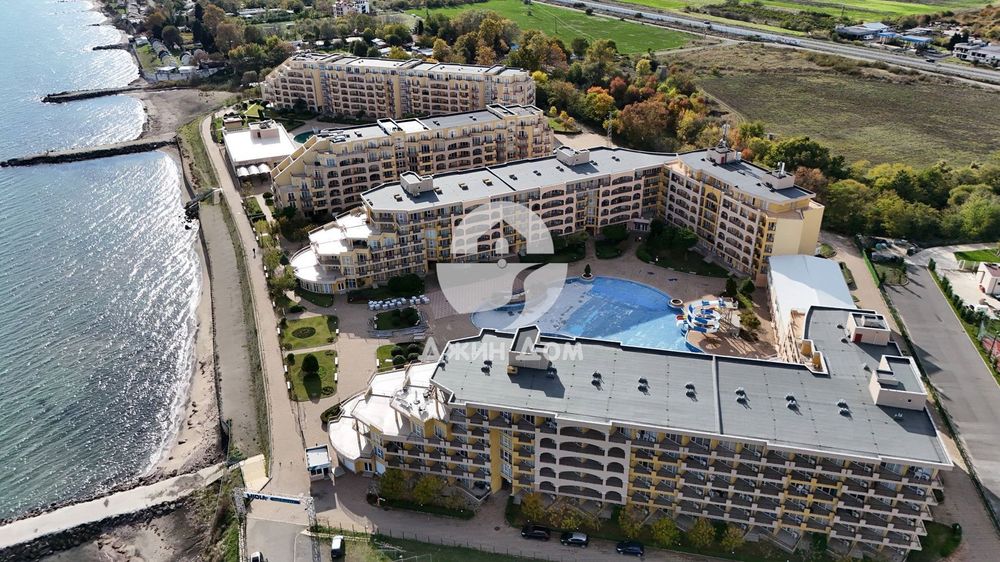 Тристаен апартамент на ПЪРВА ЛИНИЯ в к-с „Мидия“, гр. Ахелой