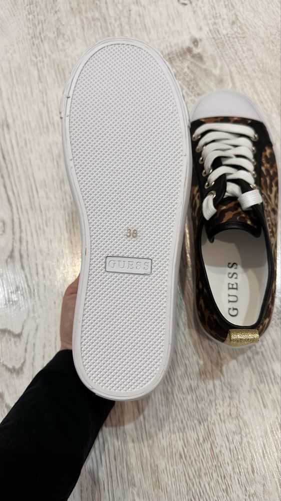 Нови дамски кецове Guess