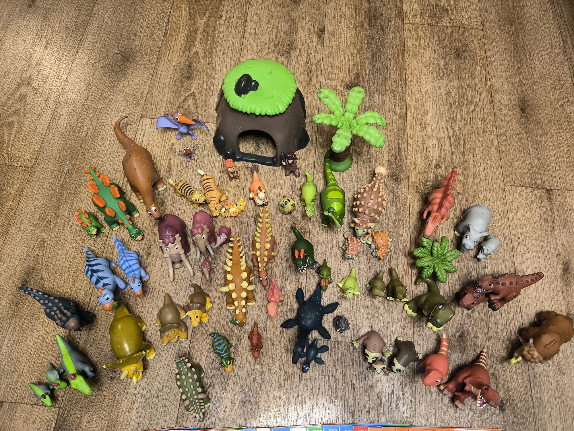 Продам увлекательную познавательную коллекцию  динозавров