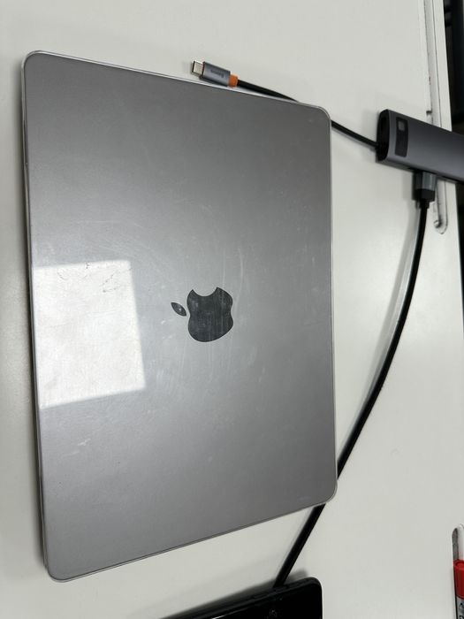 Macbook Air M2 - 8/256GB - 97% - 13.6 inch - $600