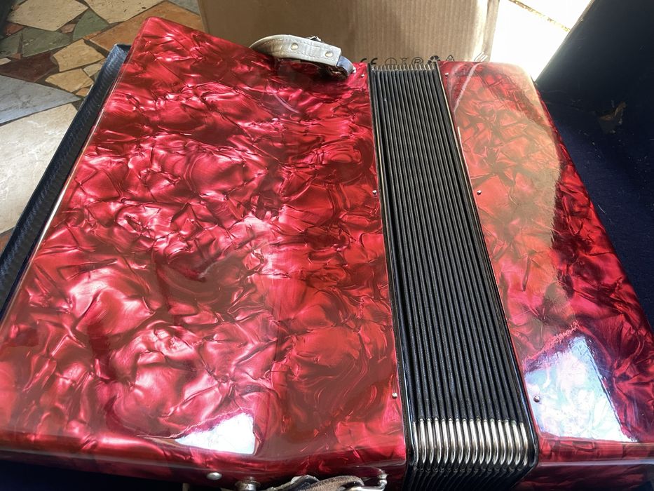 Super oferta Vand acordeon nemtesc weltmeister stella 80 basi