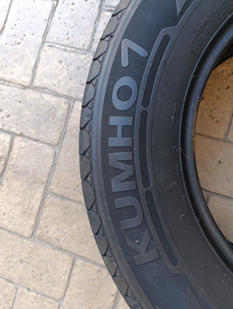 Гуми за Микробус 215/70/15 С Kumho