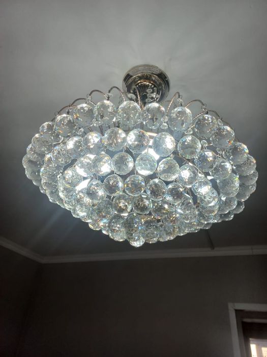 2 одинаковых люстр.