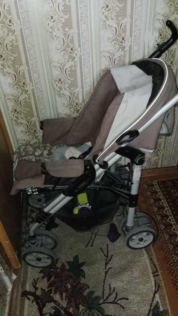 Детская коляска с четыремя положениями наклона