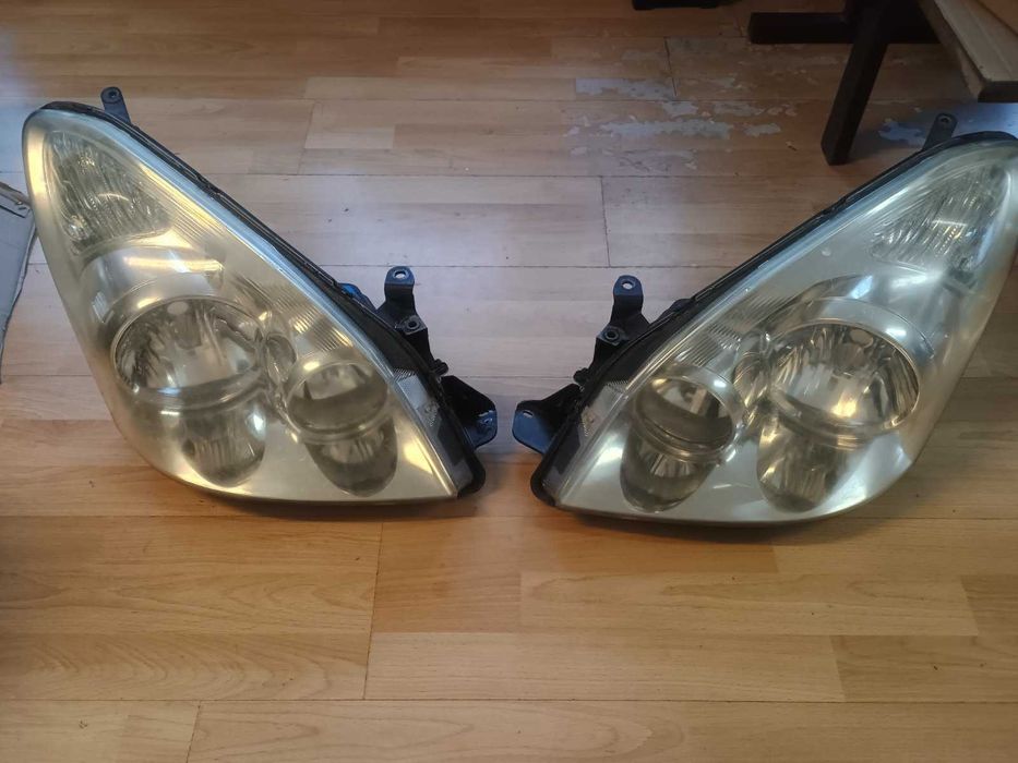 Фарове Комплект Toyota Corolla Verso 2007