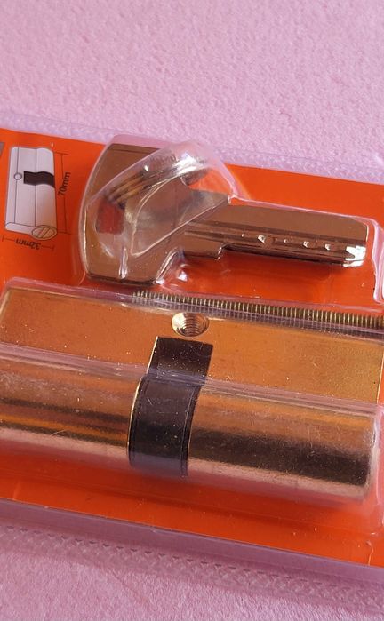 Cilindru  butuc  usa cu 3 chei nou