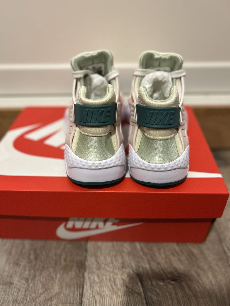 Nike - дамски маратонки NIKE HUARACHE RUN SE - НОВА ЦЕНА!