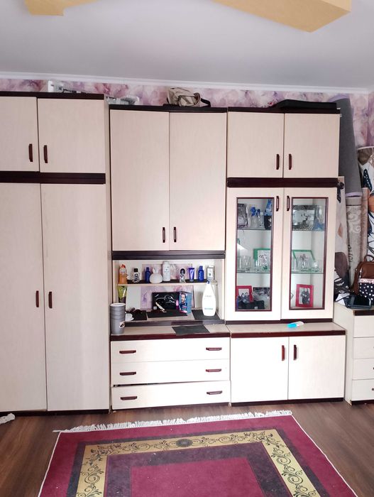 Продавам.  Секция