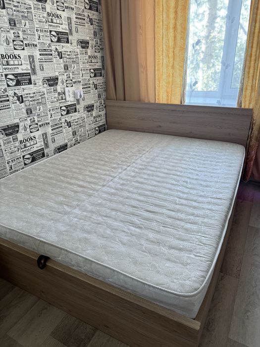 Двуспальная кровать с подъёмным механизмом + матрас