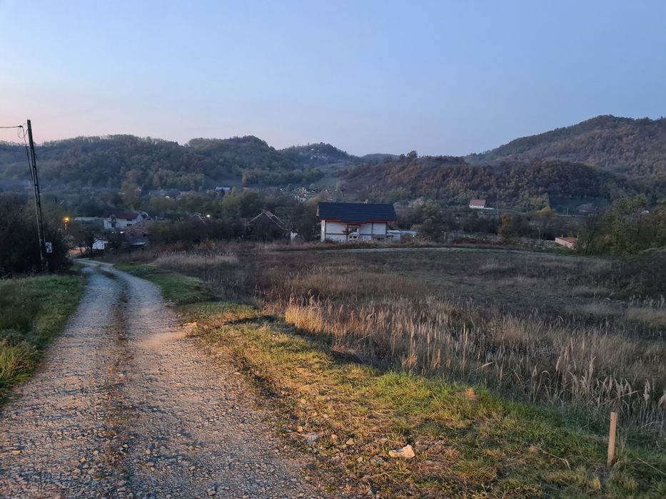 Y EVERYTHING SRL:Vinde  teren intravilan!