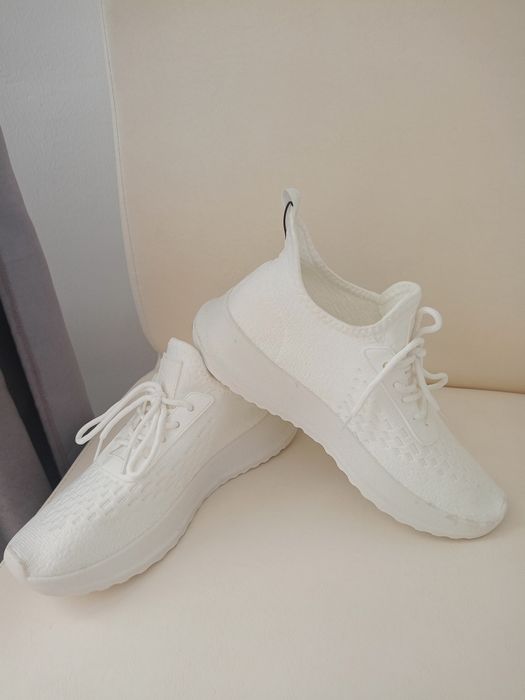 Vând pantofi sport mărimea 40,