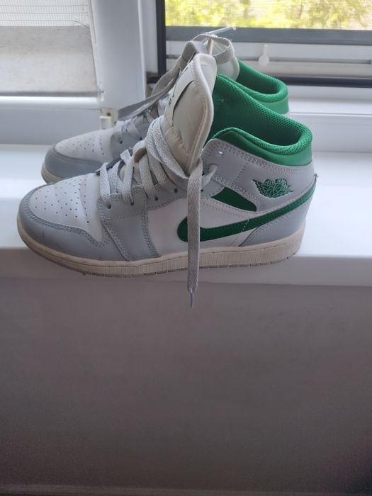 Vând sneakersi Nike Jordan Air.