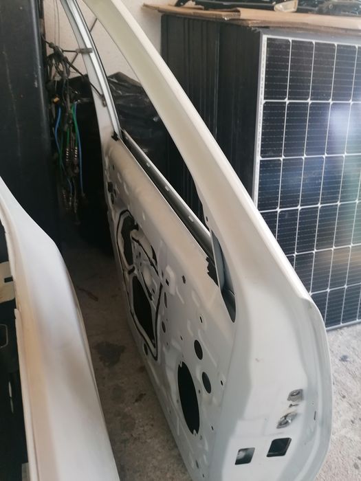 Vând uși față spate  stânga logan