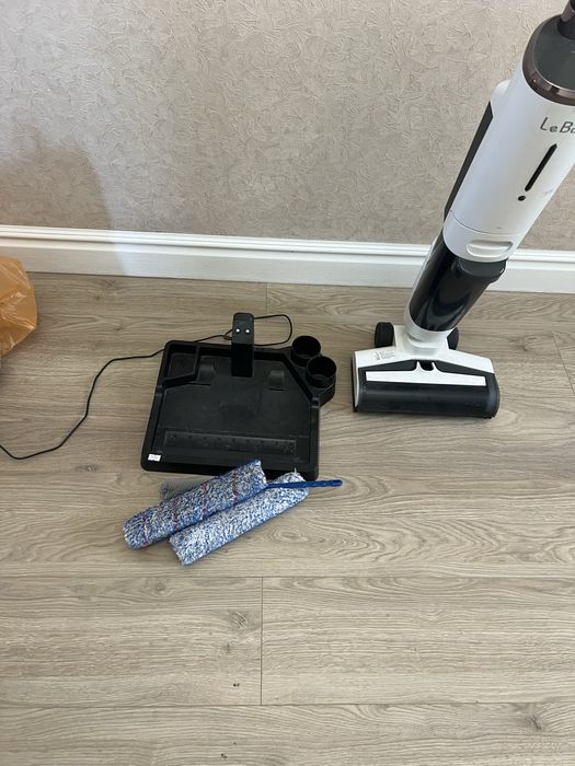 продам пылесос выртикальный. моющий 2в1  Le -bot