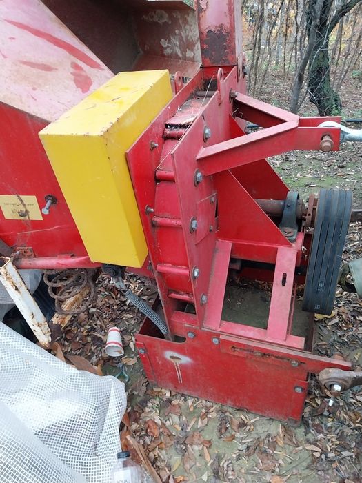 Tocător crengi după tractor
