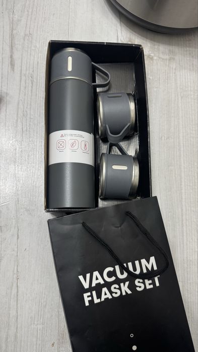 Термос и кружки для отдыха