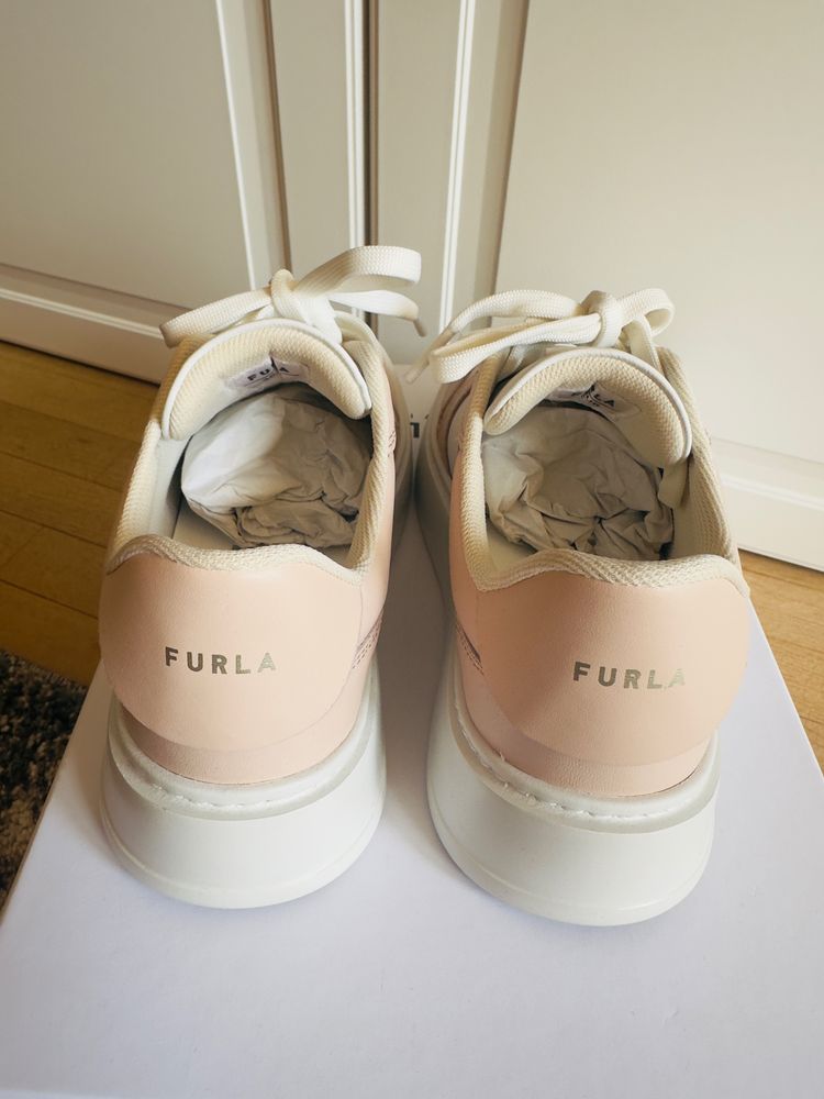 Чанта и обувки Furla