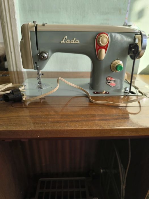 Швейная машина Lada