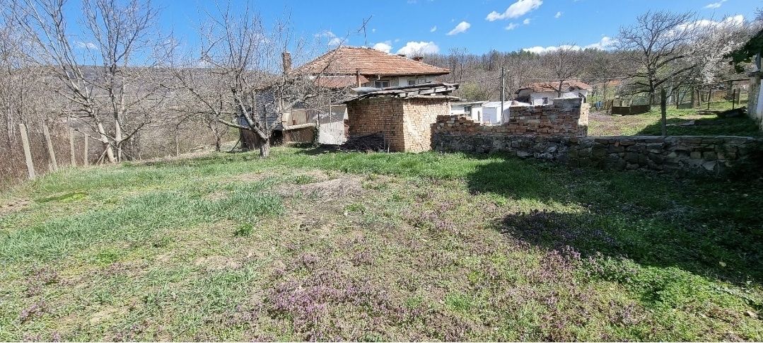 Парцел за застрояване със стара къща