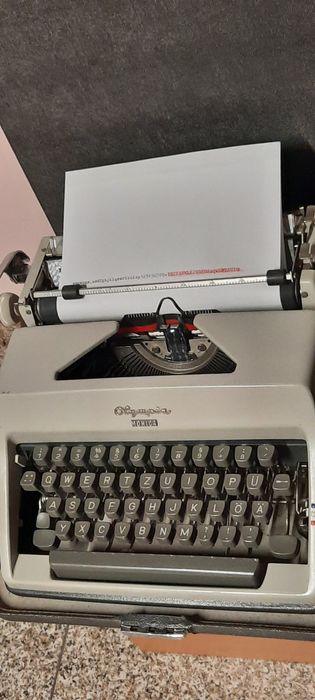 Mașină de scris Olympia Monica impecabilă
