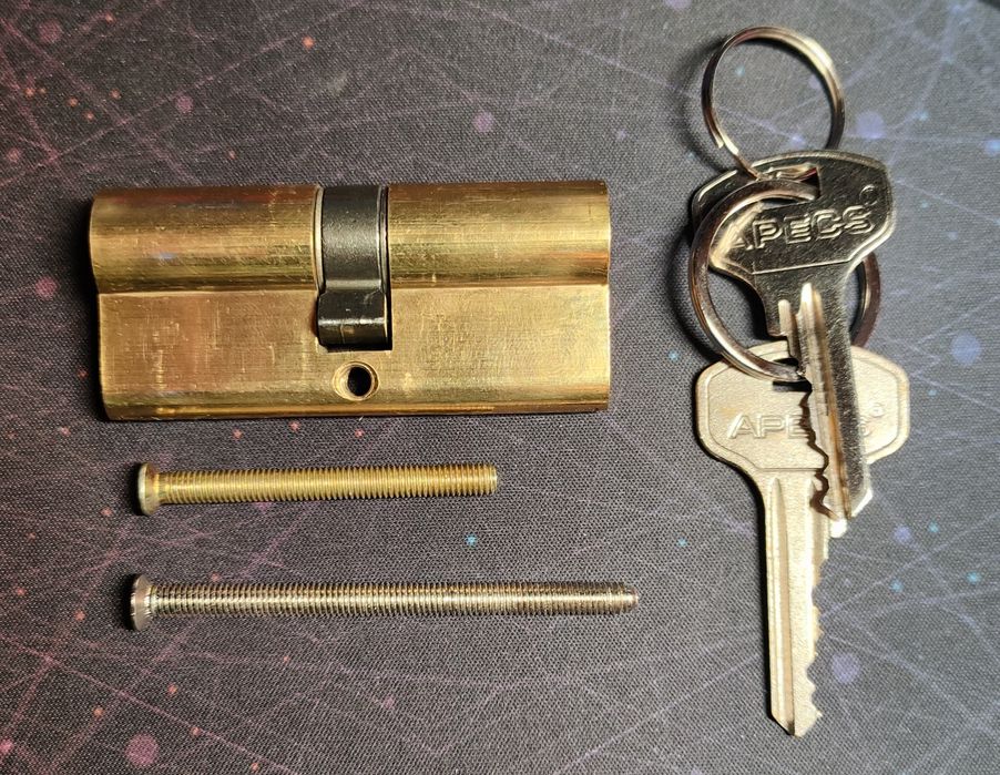 Инструменты и замок