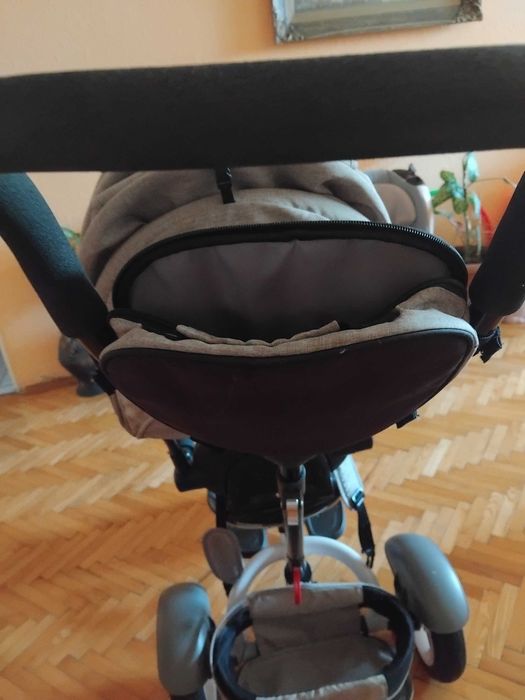 Детска триколка,изключително запазена,със подвижен сенник