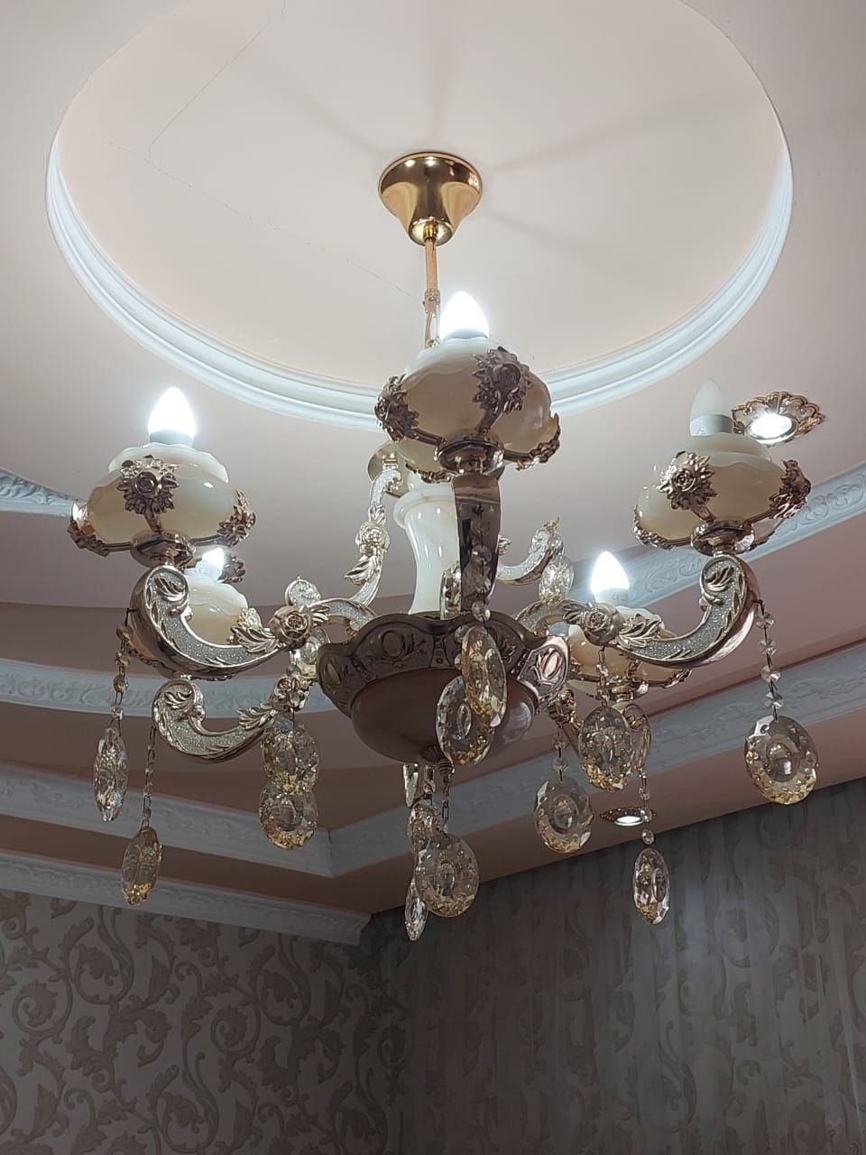 Люстра в хорошем состояние