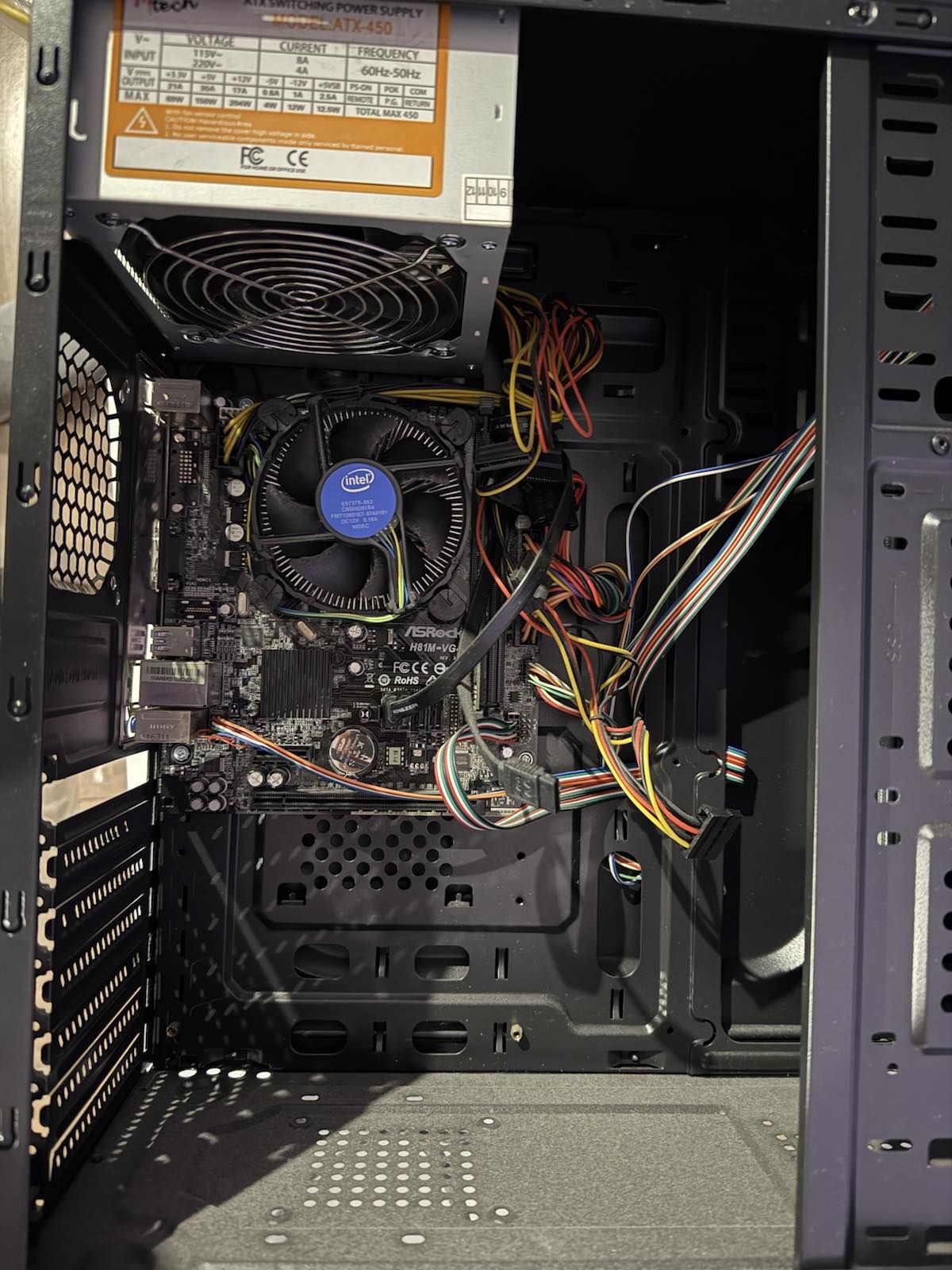 Компютър с кутия и захранване (без HDD)