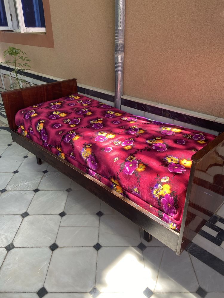 Bir kishilik divan sotiladi