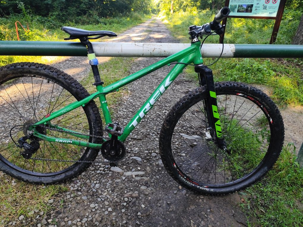 Bicicleta 29 era furca carbon (necesita servisare)