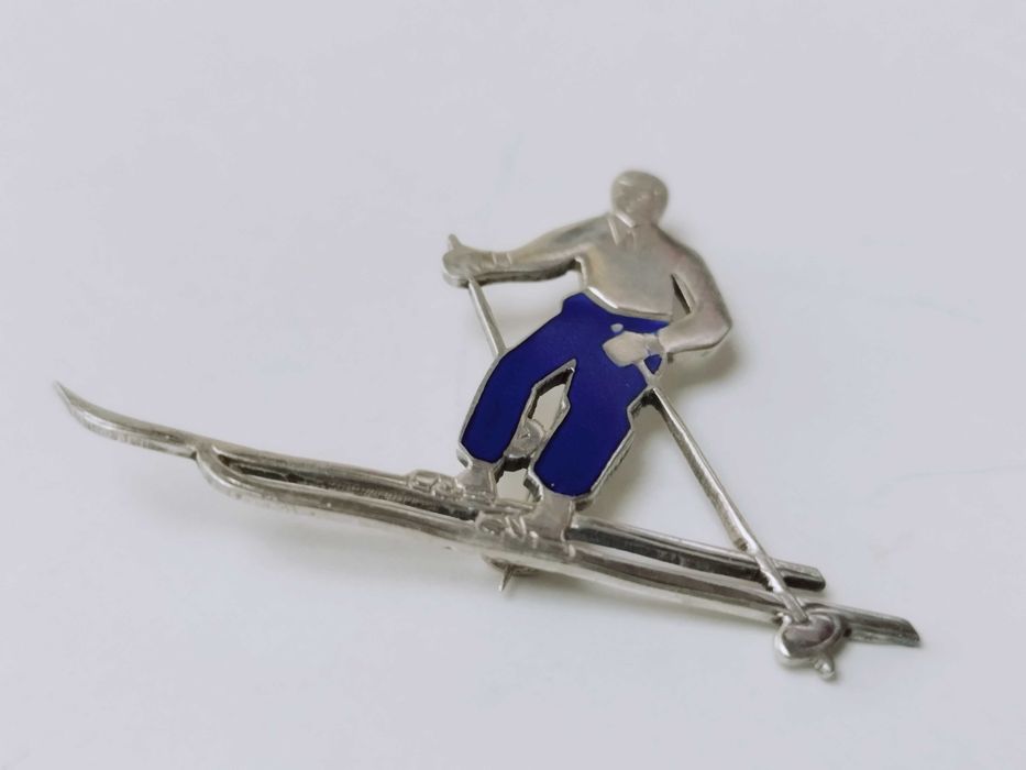 Insigna sportiva argint 935 schior cu email albastru .